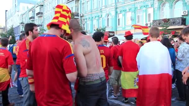 KIEV, UKRAINE - JULHO 1: torcedores de futebol espanhóis antes do jogo final do Campeonato Europeu de Futebol "EURO 2012" (Espanha vs Itália), Kiev, Ucrânia, 1 de julho de 2012 — Vídeo de Stock