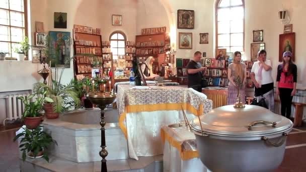 Battesimo di piccolo bimbo in chiesa ortodossa. Battesimo infantile — Video Stock