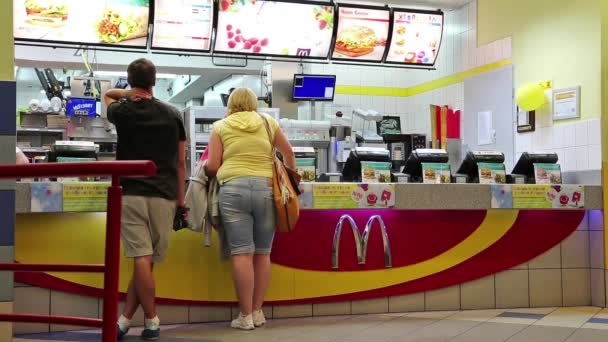 Mensen binnen fastfood-restaurant — Stockvideo