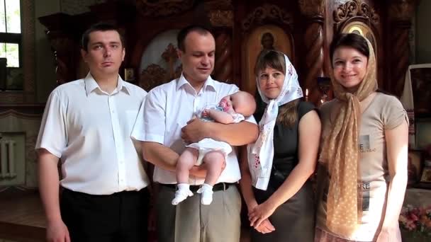 Keresztelő kis baba ortodox templom. Csecsemő keresztség — Stock videók