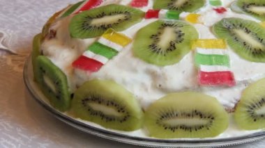 taze kivi ile süslü pasta
