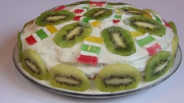 taze kivi ile süslü pasta