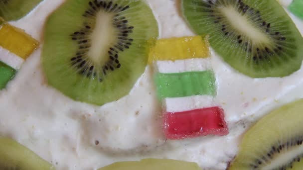 Pie decorated with fresh kiwis — Stock Video
