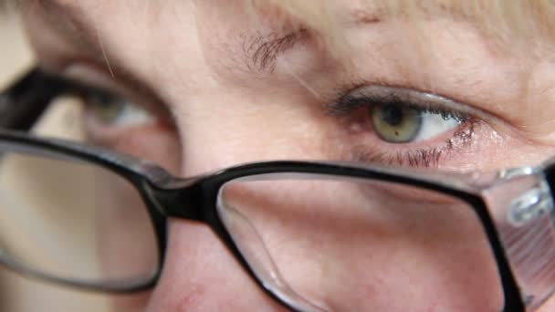 Kobieta w okularach — Wideo stockowe