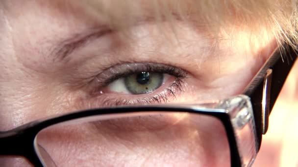 Mujer en gafas — Vídeos de Stock