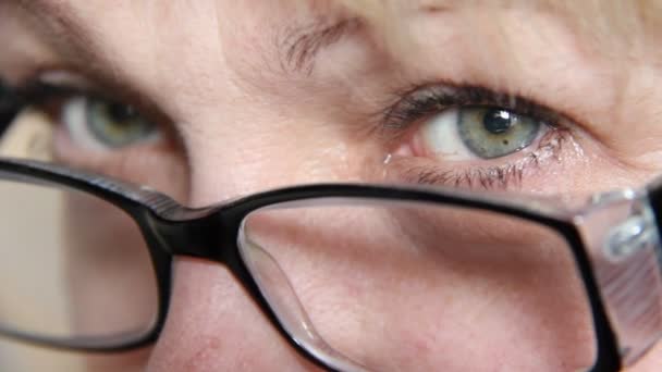 Frau mit Brille — Stockvideo