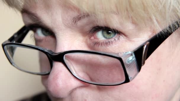 Frau mit Brille — Stockvideo