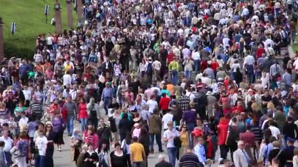 KIEV, UKRAINE, MAY 9, 2012: People at ceremonial parade dedicated to the 67th Anniversary of victory in Great Patriotic War (World War II) in Kiev, Ukraine, May 9, 2012 — Stock Video