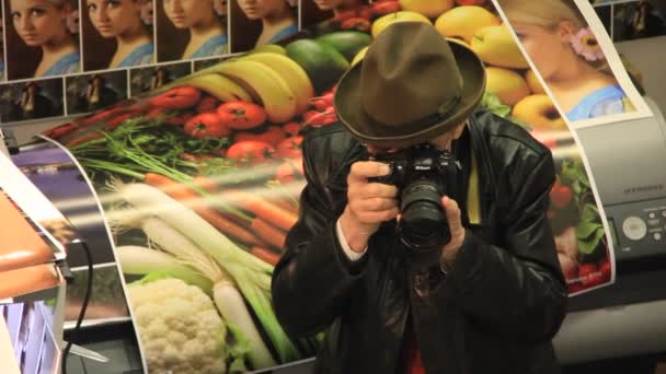 Elderly man with photocamera — Stock Video