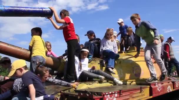 Children on the tank — Stock Video