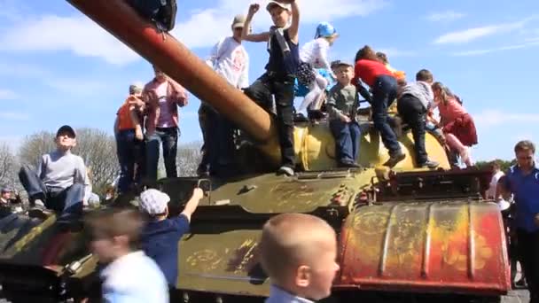 Children on the tank — Stock Video