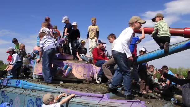 Children on the tank — Stock Video