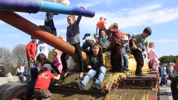 Children on the tank — Stock Video