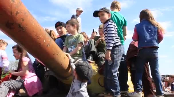 Children on the tank — Stock Video