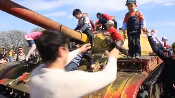 Children on the tank — Stock Video