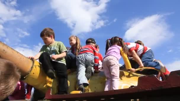 Children on the tank — Stock Video