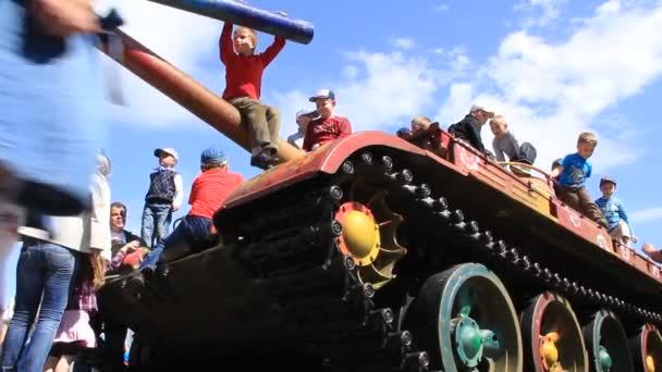 Kinder auf dem Panzer — Stockvideo