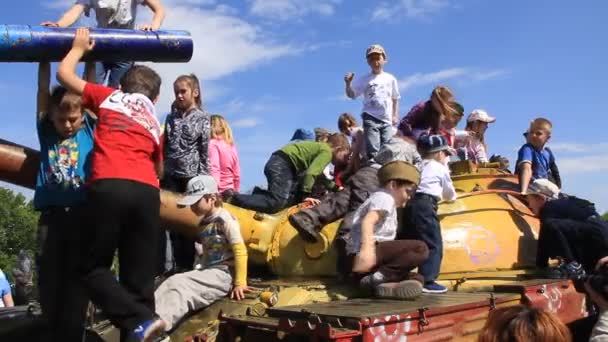 Kinderen op de tank — Stockvideo