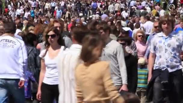 Kiev, Ukraina, maj 9, 2012: människor på ceremoniell parad tillägnad den 67: e årsdagen av segern i stora fosterländska kriget (andra världskriget) i kiev, Ukraina, maj 9, 2012 — Stockvideo