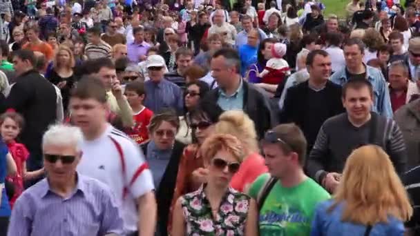 KIEV, UKRAINE, MAY 9, 2012: People at ceremonial parade dedicated to the 67th Anniversary of victory in Great Patriotic War (World War II) in Kiev, Ukraine, May 9, 2012 — Stock Video