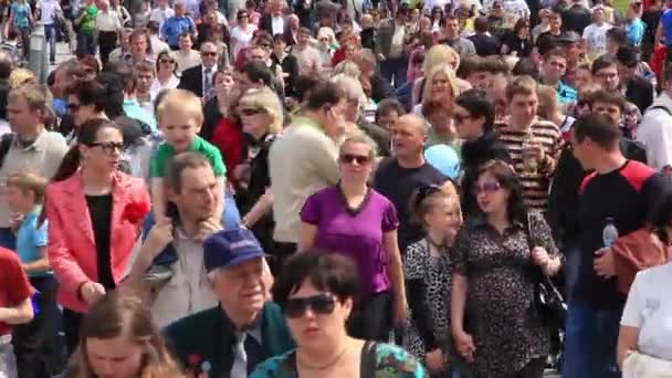 Kyjev, Ukrajina, května 9, 2012: lidé na slavnostní přehlídce věnované Šedesátésedmého výročí vítězství ve Velké vlastenecké válce (druhé světové války) v Kyjevě, Ukrajina, května 9, 2012 — Stock video