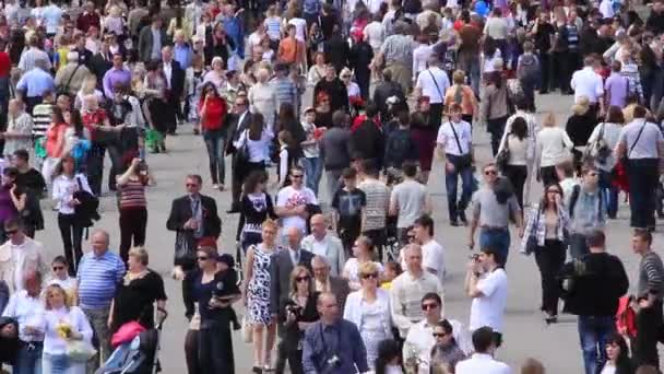 KIEV, UKRAINE, MAY 9, 2012: People at ceremonial parade dedicated to the 67th Anniversary of victory in Great Patriotic War (World War II) in Kiev, Ukraine, May 9, 2012 — Stock Video