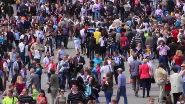 KIEV, UKRAINE, MAY 9, 2012: People at ceremonial parade dedicated to the 67th Anniversary of victory in Great Patriotic War (World War II) in Kiev, Ukraine, May 9, 2012 — Stock Video