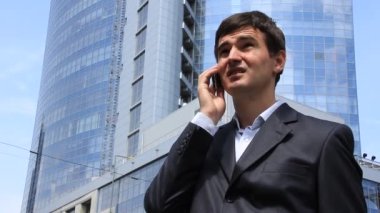 İş adamı telefonda konuşuyor.