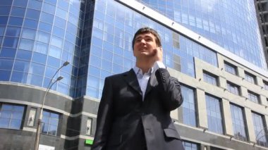 İş adamı telefonda konuşuyor.