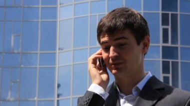 İş adamı telefonda konuşuyor.