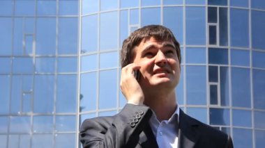 İş adamı telefonda konuşuyor.