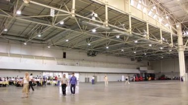 geniş bir sergi salonu