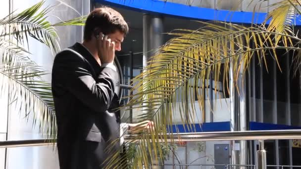 Businessman talking on the phone — Stock Video