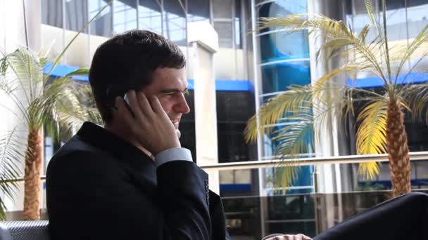 Empresário falando ao telefone — Vídeo de Stock