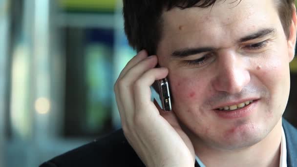 Businessman talking on the phone — Stock Video