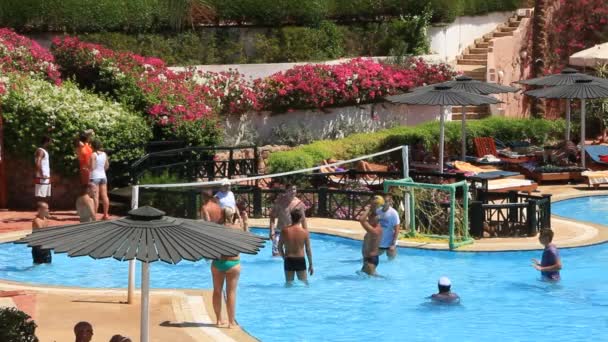 Piscina al aire libre — Vídeo de stock