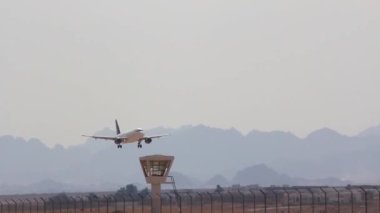 bir uçağı bir Havaalanı kalkıyor