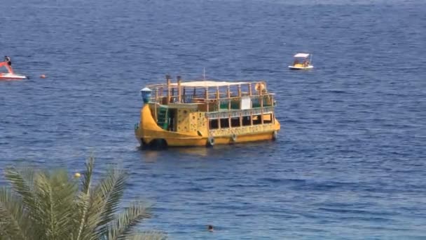 Ένα κίτρινο ΤΟΥΡΙΣΤΙΚΟ Σκαφος στο Σαρμ ελ Σεϊχ — Αρχείο Βίντεο