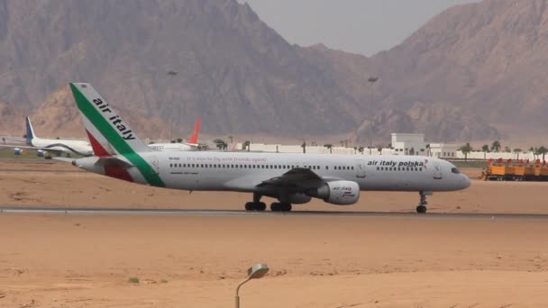 Weißes Flugzeug auf dem Flugplatz — Stockvideo