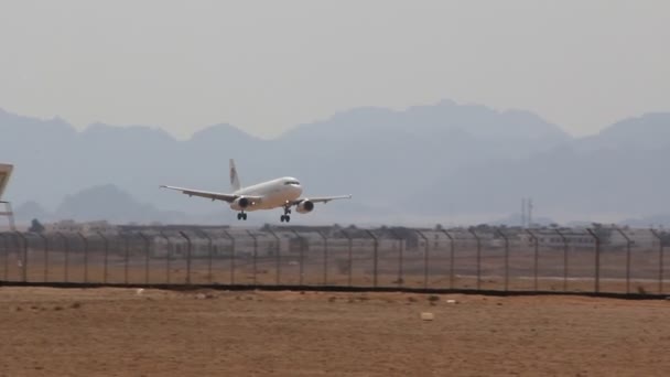 Un aereo che decolla da un campo d'aviazione — Video Stock