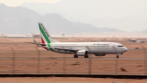 Weißes Flugzeug auf dem Flugplatz — Stockvideo