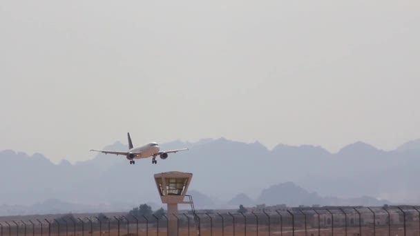 Un avion décollant d'un aérodrome — Video