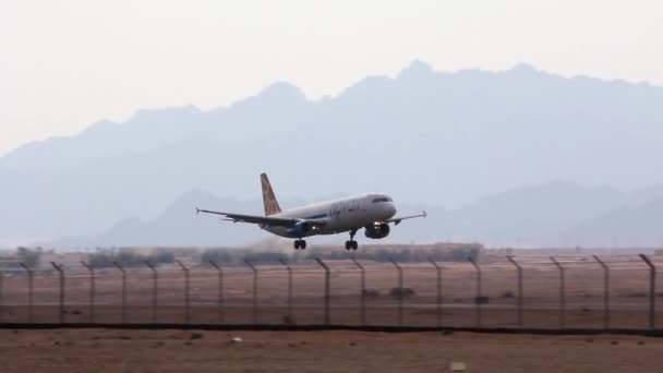 No aeródromo. Desembarque — Vídeo de Stock