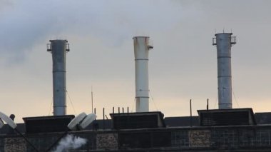 soğutma kuleleri, baca ve borular bir elektrik istasyonu