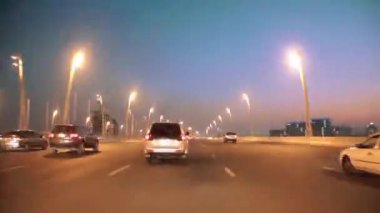 Dubai şehir trafiği gece kavşak. Birleşik Arap Emirlikleri