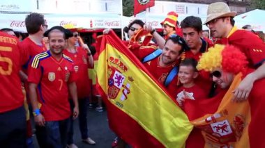 Kiev, Ukrayna - Temmuz 1: Avrupa Futbol Şampiyonası final maçında önce İspanyol futbol taraftarları 