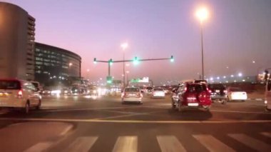 Dubai şehir trafiği gece kavşak. Birleşik Arap Emirlikleri