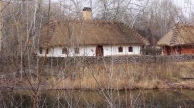 thatched çatı ile Ukrayna hut