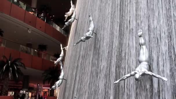 Vattenfall inne i dubai mall Förenade Arabemiraten — Stockvideo