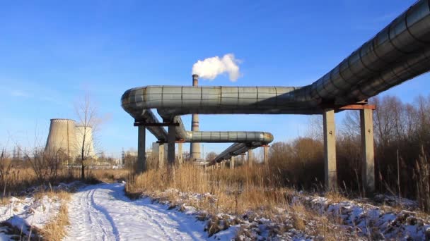 Torres de refrigeración, chimenea y tuberías de una central eléctrica — Vídeos de Stock